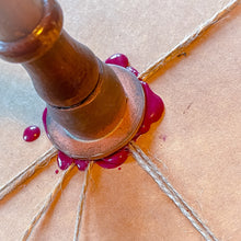 Hlaða mynd inn í gallerískoðara, Gjafapakki - Glerpenni, blek og blekþerra og pappír.
